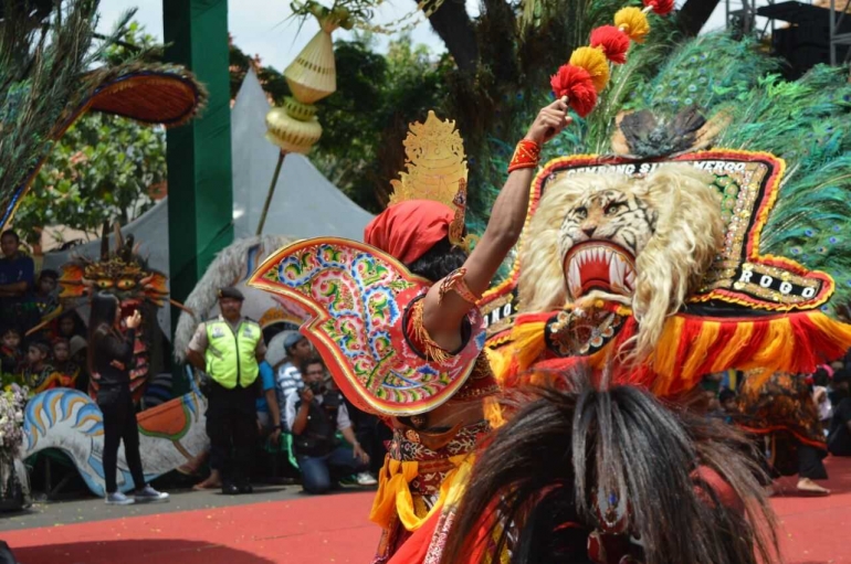 Prabu Klanasewandana mengalahkan Singobarong menggunakan Pecut Samandiman