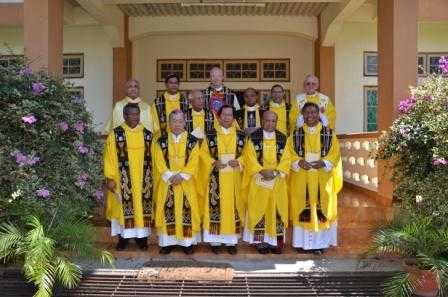 Sebagian para imam SVD berfoto bersama di depan ruang tamu Puslit Candraditya Maumere-NTT (Foto:Dok Puslit Candraditya Maumere) 