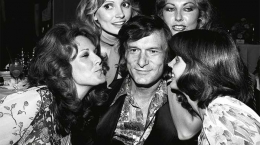 Sejak muda Hefner dikelilingi wanita cantik - Foto: Variety.com