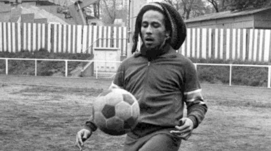 Bob Marley, hobi sepak bola (Sumber : The undefeated)