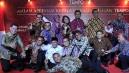 Dari 10 tokoh 3 di antaranya dari Jawa Timur. Barisan belakang Azwar Anas (kedua dari kiri), Tri Rismaharini (ketiga dari kiri), dan Suyoto (kelima dari kiri). Foto: tempo.co