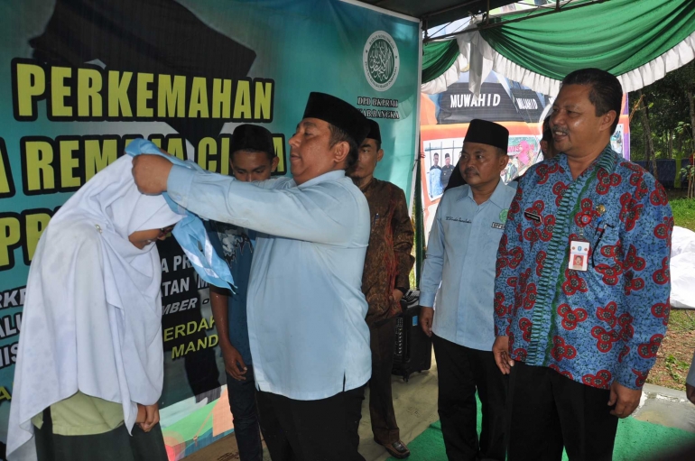 Pengalungan tanda peserta oleh Ketua DPP BKPRMI Pusat didampingi Asisten Pemerintahan dan Kesra Sekda Bangka. (Dok. Humas Pemkab Bangka)