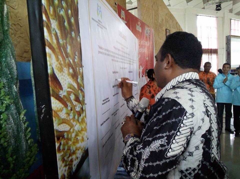 Bupati Abdul Faris Umlati menandatangani naskah Deklarasi Kabupaten Layak Anak