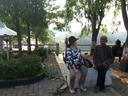 Pak Penjaga sedang berbincang dengan salah satu wisatawan yang datang di Goa Kreo. (Dokumentasi Pribadi)