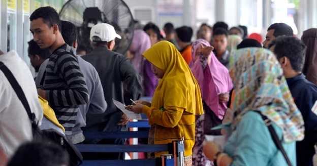 Antrian calon penumpang kereta api saat akan melakukan transaksi pembayaran pemesanan tiket di Stasiun Pasar Senen, Jakarta, 1 April 2016 (Sumber: Tempo/25/3/17)