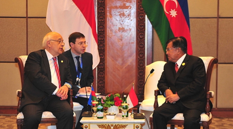 Wakil Perdana Menteri Azerbaijan Elchin Afandiyev (kiri) berbincang dengan Wakil Presiden Republik Indonesia Jusuf Kalla (kanan) di kantor wakil presiden saat kunjungan Elchin ke Jakarta tahun lalu. | Courtesy of Kedutaan Besar Azerbaijan Jakarta