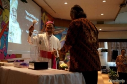 Bapa Uskup Memberkati Trophy bergilir St. Hieronimus Didampingi Direktur PT. Kanisius (Dokumentasi Pribadi)