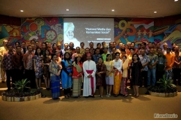 Foto Bersama Bapa Uskup bersama keluarga besar PT. Kanisius (Dokumentasi Pribadi)