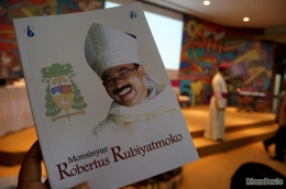 Saya makin beruntung saat mendapatkan buku kenang-kenangan berjudul Monsinyur Robertus Rubiyatmoko (Dokumentasi Pribadi)
