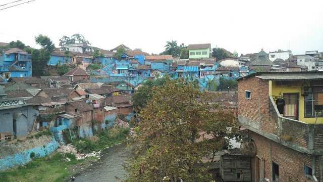 Perumahan padat penduduk di Kuto Bedah, Kelurahan Kotalama, Kota Malang yang mulai dicat warna biru AREMA|Dokumentasi pribadi