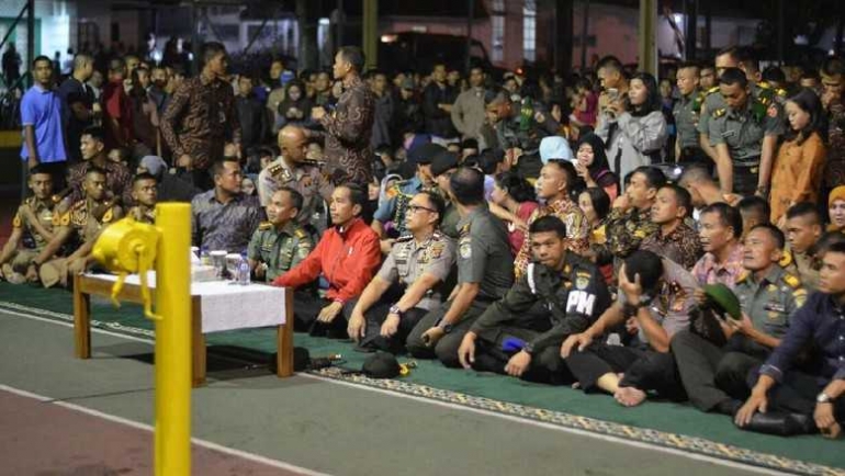 Presiden Jokowi tampak serius nobar film Pengkhianatan G30S/PKI di Korem Bogor. Foto: detik.com 