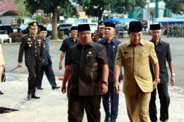 Bupati Kabupaten Rejang Lebong, Bengkulu, Ahmad Hijazi (kanan) saat baru tiba di Lapangan Setia Negara Curup, Minggu (1/10) pagi.