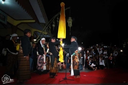 Pak Nardi juru kunci komplek makam Raden Katong Ponorogo menerima pusaka