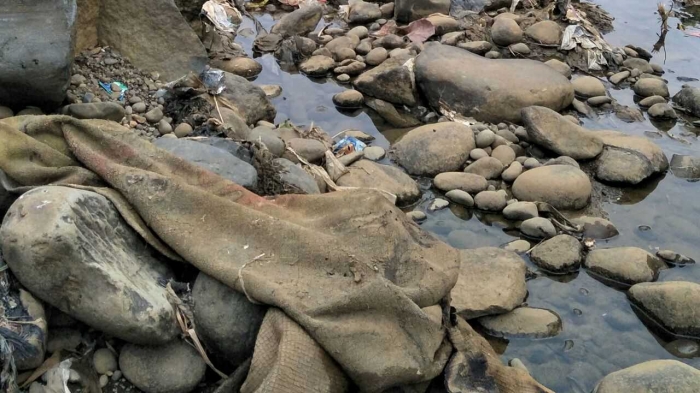 Sampah Karpet Bekas di Ciliwung