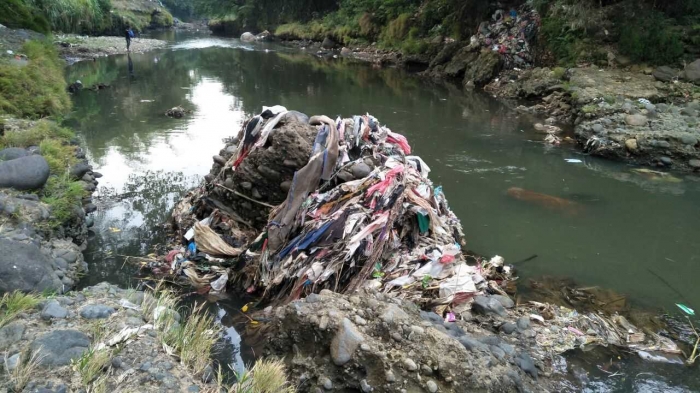 Kain bekas tersangkut batu