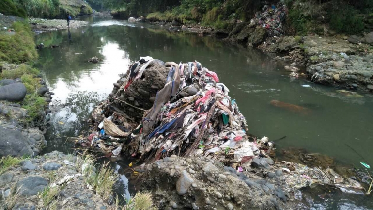 Kain bekas tersangkut batu