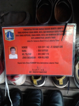 Salah satu Lapak Sol Sepatu kepunyaan Hardi Yuda, ukuran (1,5 x 1,75 m) terletak di Jln Rawamangunmuka , Rawamangun Jakarta Timur, setiap bulan membayar sewa Rp300.000,- kepada pemerintah DKI Jakarta yang dibayarkan setiap bulannya di Bank DKI (dok.pribadi)1/10/2017