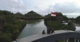 Bendera Merah Putih, Jembatan Bajulmati, JLS Malang (koleksi pribadi)