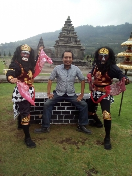 Penulis foto bersama dua penari di candi Arjuna (foto : dok.pri)