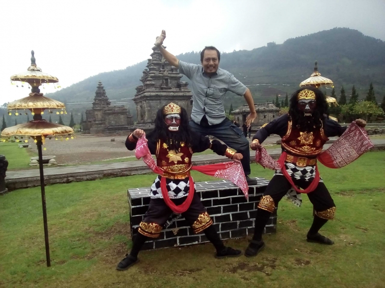 Foto bersama dua penari di candi Arjuna (foto : dok.pri)