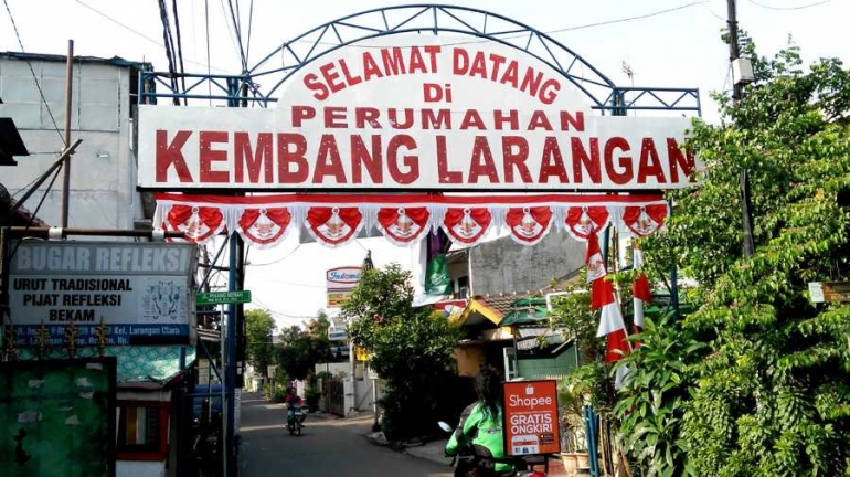 Gerbang Perumahan Kembang Larangan. (Foto: Gapey Sandy)