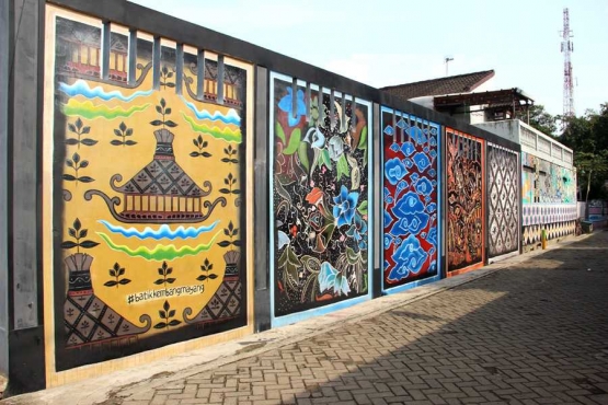 Tembok rumah warga di Jalan Mayang yang sudah dibuat mural batik. (Foto: Gapey Sandy)