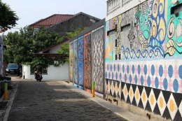 Rumah warga di Jalan Mayang yang temboknya dibuatkan mural batik. (Foto: Gapey Sandy)
