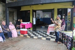 Budi Darmawan menjelaskan cara tepat memegang canting. (Foto: Gapey Sandy)
