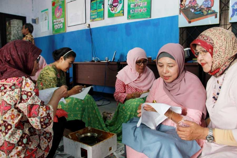 Memperingati Hari Batik Nasional 2017 dengan menyelenggarakan pelatihan membatik di Kampung Batik Kembang Mayang. (Foto: Gapey Sandy)