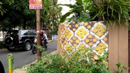 Tembok rumah warga dibuat mural batik. (Foto: Gapey Sandy)