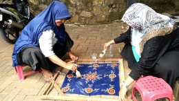 Proses melakukan water glass. (Foto: Gapey Sandy)