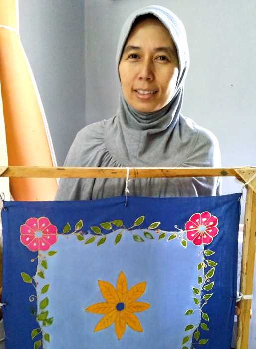 Farah, warga RT 2 RW 11, yang juga pembatik generasi pertama sekaligus Koordinator Kampung Batik Kembang Mayang. (Foto: Gapey Sandy)