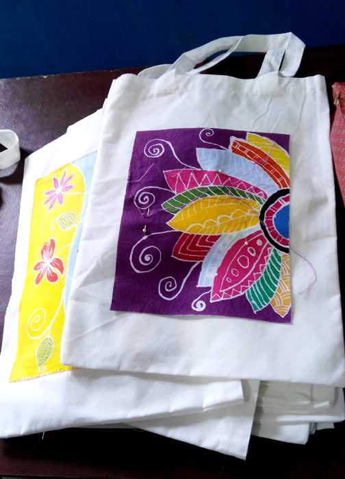 Tas dengan hiasan batik karya pembatik Kampung Batik Kembang Mayang. (Foto: Gapey Sandy)