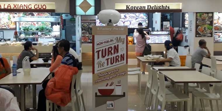 Robot pengumpul piring, gelas dan tray yang kotor di food court westmall, Singapore. Foto: dokumen pribadi.