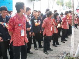 mahasiswa mengenakan batik (sumber : http://images.solopos.com)