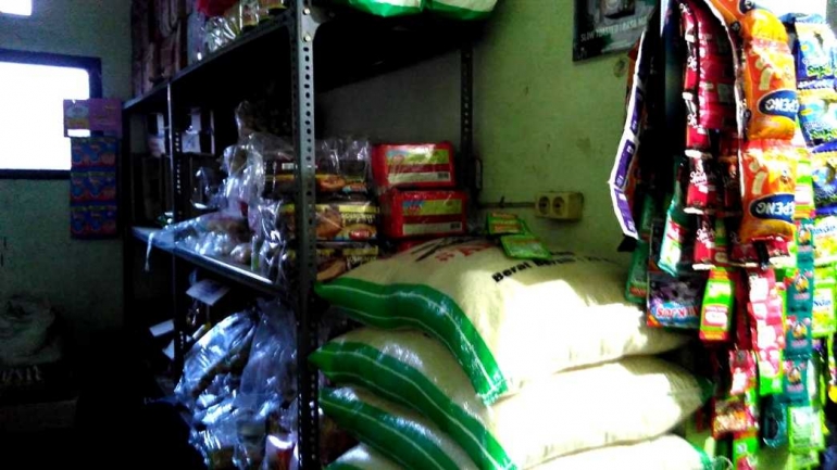 Sembako dan aneka kebutuhan rumah tangga lainnya cukup tersedia lengkap. Dok pribadi