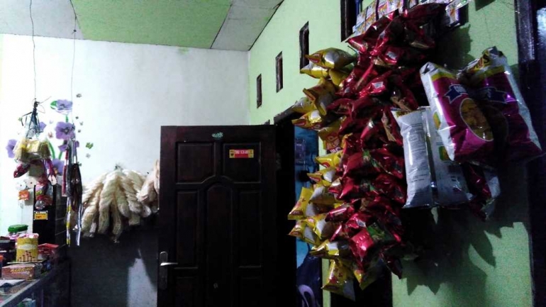 Hal yang ringan seperti camilan anak-anak atau krupuk juga tersedia dengan penataan seadanya. Dok pribadi