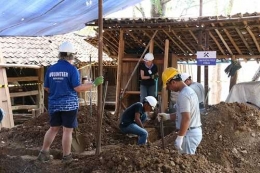 Voluntir sedang membangun rumah untuk warga Selopamioro.