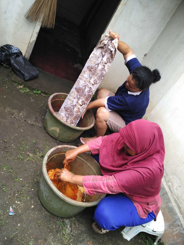 Proses pewarnaan kain batik (foto: Luana Yunaneva)