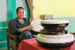 Kyai Masbub Sa'idi pengasuh pondok pesantren Darun Najaa yang memproduksi alat musik rebana. Dokumentasi pribadi