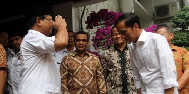 TRIBUNNEWS / DANY PERMANA Presiden Republik Indonesia terpilih Joko Widodo mengunjungi Ketua Umum Partai Gerindra yang juga mantan pesaingnya dalam Pilpres lalu, Prabowo Subianto, di Jalan Kertanegara, Jakarta Selatan, Jumat (17/10/2014).