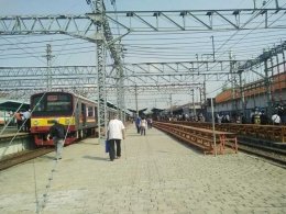 Lumayan jauh jarak menuju peron Stasiun Manggarai (foto widikurniawan)