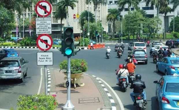Belok Kiri Jalan Terus atau Ikuti Lampu APILL oleh Widodo Belok Kiri Jalan Terus atau Ikuti Lampu APILL oleh Widodo
