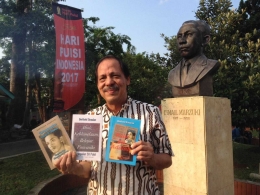 Berfoto dengan tiga buku kumpulan puisi saya di depan patung Ismail Marzuki. (Foto: R. Andi Widjanarko, ISJ)