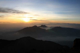 Danau gunung tujuh dari Puncak Kerinci (dok.pri-Santo).