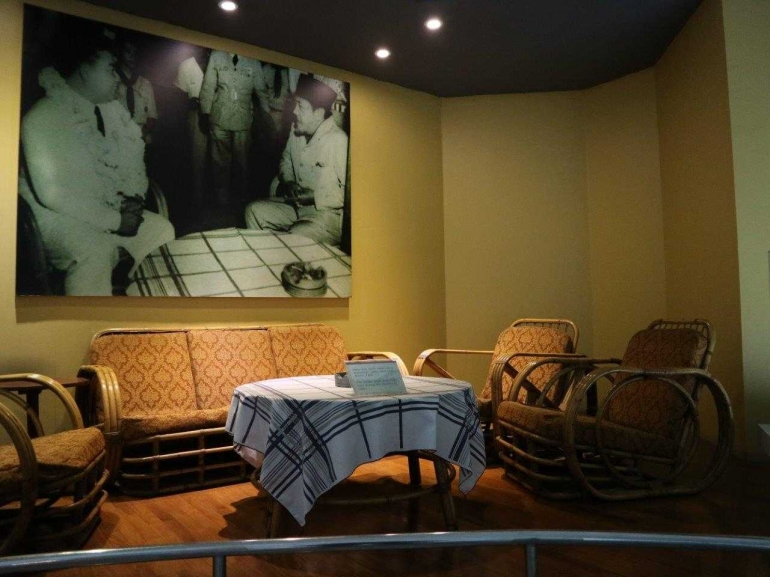 Meja dan Kursi Rotan yang digunakan pada saat KAA -1955, Foto Dok Pribadi J.Krisnomo, Sabtu (23/09/17).