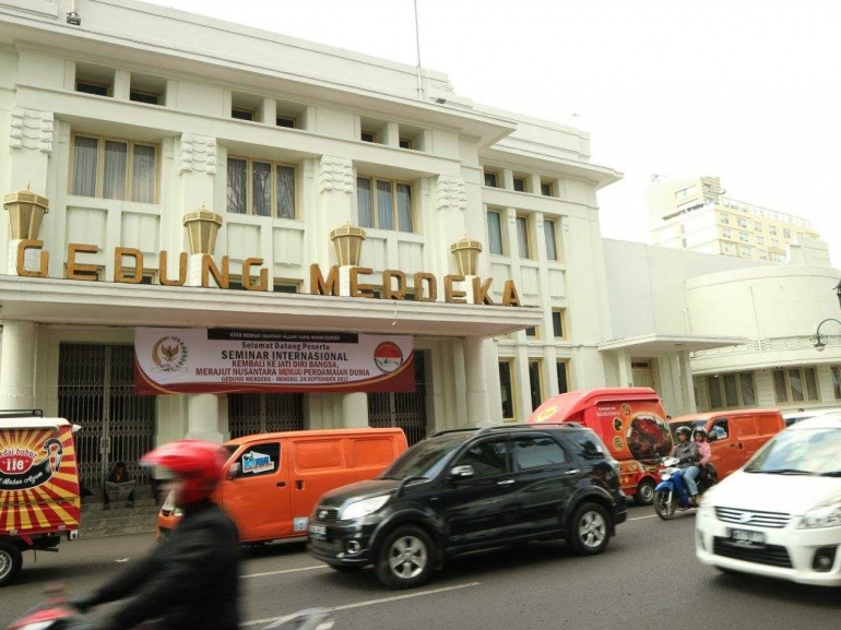 Gedung Merdeka, dan Museum KAA (sblh kanan) tampak depan, Sabtu (23/09/17), Foto Dok Pribadi J.Krisnomo