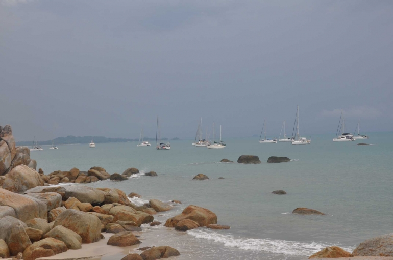 Kapal Yacht yang bersandar di tepi Pantai Parai Sungailiat. (Foto.Edo)