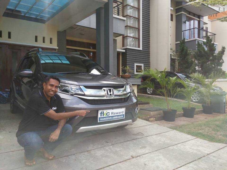 Mr. Kanisius Ambasan berfoto di samping Reward mobil dari FKC Syariah (Foto:Dok.Facebook.com.Kanisius Ambasan)