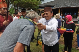Wakil Bupati Bangka mengalungkann bunga dan kain cual kepada Yachter. (Dok.Humas Pemkab Bangka)